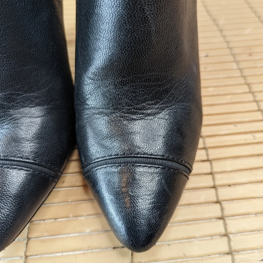 TORY BURCH 166132 Black Leather Pointy Cap Toe Booties Gold Logo Heel size 7 M.